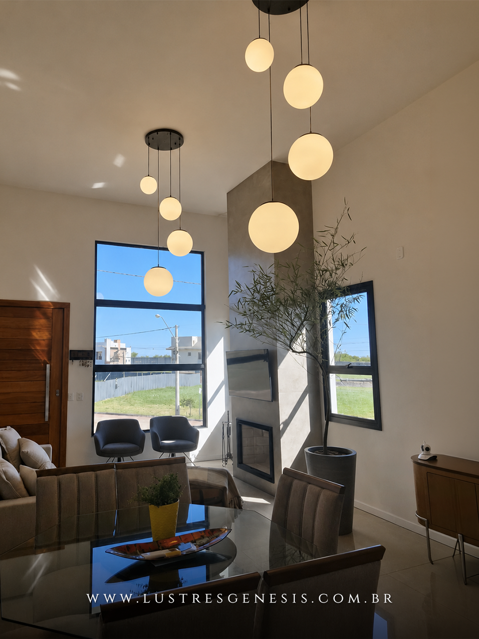 Lustre pendente com 4 globos leitosos foscos instalado em sala de estar com pé direito duplo, destacando decoração moderna e iluminação elegante para escadas e ambientes amplos.